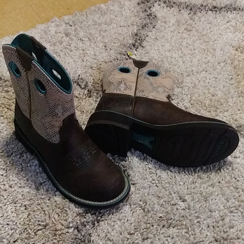 NWOT women 6.5 B Arait cowgirl boots